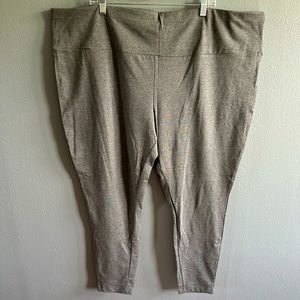 NWT - TERRA & SKY HIGH RISE FITTED GRAY LEGGINGS. Size 4X (28W - 30W).